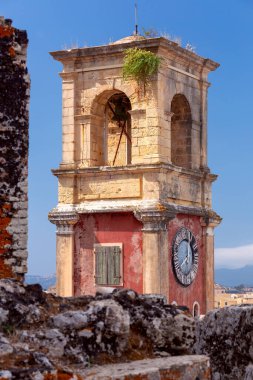Eski kalede geleneksel Venedik saat kulesi. Kerkyra. Yunanistan. Korfu.