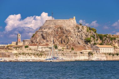Güneşli bir günde limanın yukarısındaki eski kale. Kerkyra. Yunanistan. Korfu.