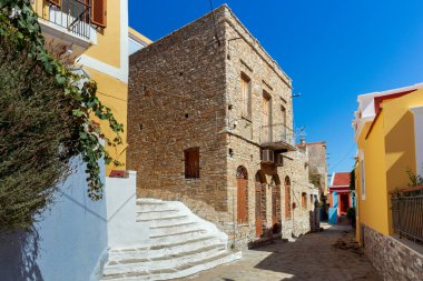 Symi adasının dar bir sokağında geleneksel Yunan çok renkli evlerinin renkli cepheleri.
