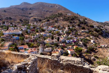 Dağların havadan görünüşü ve renkli geleneksel renkli evler Suriye adasındaki bir köyde..