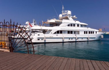 Güneşli bir günde yolcu limanında büyük deniz beyaz yatları. Rodos. Yunanistan.