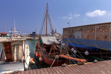 Rhodes rıhtımı boyunca geleneksel ahşap balıkçı tekneleri manzarası. Yunanistan.