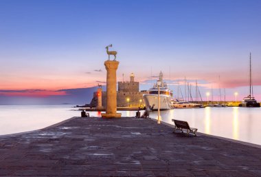 Şafak vakti mavi saatte şehrin setin manzarası. Rodos. Yunanistan.