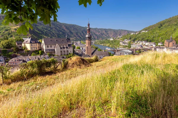 Eski ortaçağ şehri Cochem ve Moselle nehri üzerindeki dağ yamaçları güneşli bir günde. Almanya.