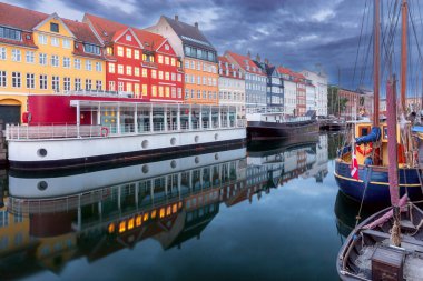 Nyhavn Kanalı boyunca ünlü geleneksel renkli evler ve mavnalar. Kopenhag 'da. Danimarka.