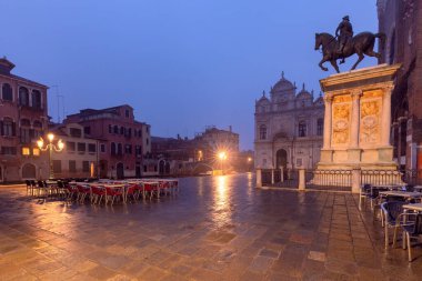 Yaşlı Piazza Santi Giovanni e Paolo şafaktan bir saat önce. Venedik. İtalya.