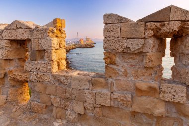 Şafak vakti eski ortaçağ taş şehir duvarının manzarası. Rodos. Yunanistan.