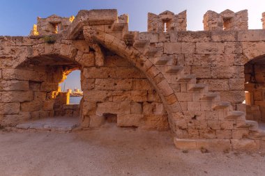 Şafak vakti eski ortaçağ taş şehir duvarının manzarası. Rodos. Yunanistan.