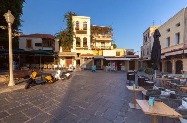 Sabahın erken saatlerinde Yahudi Şehitleri Meydanı 'nın manzarası. Rodos. Yunanistan.