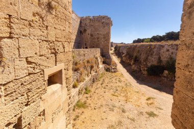 Şafak vakti eski ortaçağ taş şehir duvarının manzarası. Rodos. Yunanistan.
