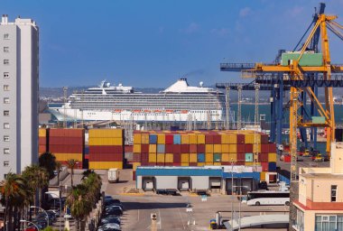 Güneşli bir sabahta kargo limanı, konteyner terminali ve yolcu gemisi manzarası. Cadiz. İspanya. Endülüs.