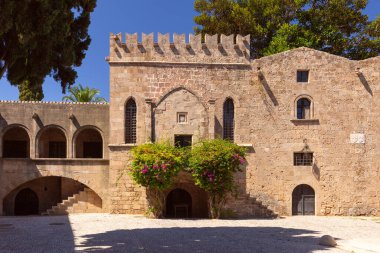 Güneşli bir günde eski ortaçağ taş şehir duvarının manzarası. Rodos. Yunanistan.