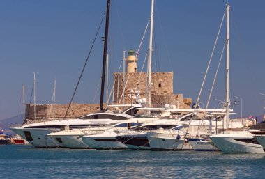 Güneşli bir günde Mandrak limanındaki eski deniz fenerinin manzarası. Rodos. Yunanistan.