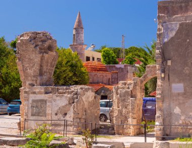 Güneşli bir günde eski ortaçağ taş şehir duvarının manzarası. Rodos. Yunanistan.