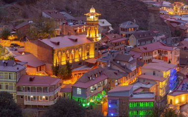 Eski Osmanlı Camii 'nin gece karanlığında minareli görüntüsü. Tiflis. Georgia.