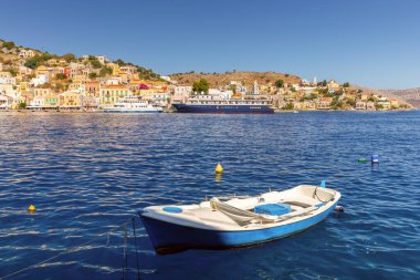 Güneşli bir günde Sumi köyünün limanındaki eski geleneksel balıkçı teknelerinin manzarası. Yunanistan. Dodekanca.