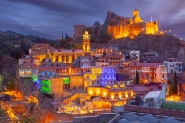 Günbatımında gece ışığında antik Narikala kalesinin duvarlarını ve tahkimatlarını görmek. Tiflis. Georgia.