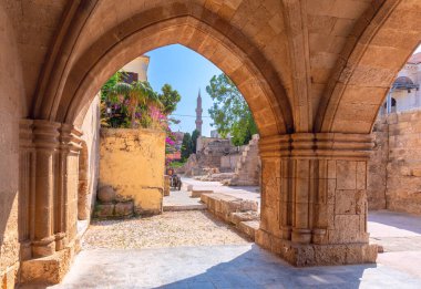 Rodos Kalesi 'ndeki pembe ortaçağ Osmanlı Camii. Yunanistan.