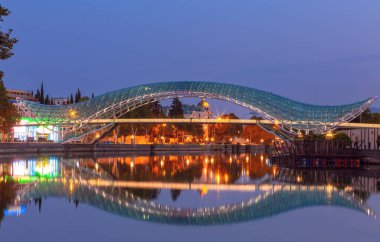 Gün batımında şehrin gece ışığında setin manzarası. Tiflis. Georgia.