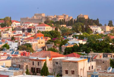 Sabahın erken saatlerinde şehrin tarihi kısmının havadan görüntüsü. Rodos. Yunanistan.