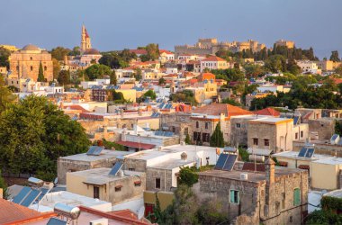 Sabahın erken saatlerinde şehrin tarihi kısmının havadan görüntüsü. Rodos. Yunanistan.