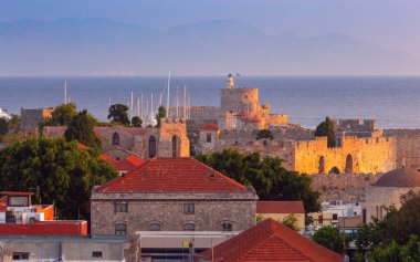 Sabahın erken saatlerinde şehrin tarihi kısmının havadan görüntüsü. Rodos. Yunanistan.