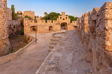 Şafak vakti eski ortaçağ güçlendirilmiş şehir duvarının manzarası. Rodos. Yunanistan.