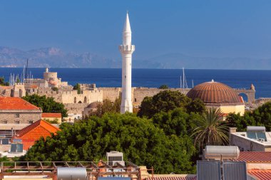 Sabahın erken saatlerinde eski şehrin tarihi kısmına bakın. Rodos. Yunanistan.