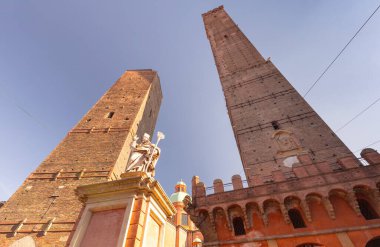 Mavi gökyüzüne karşı Garisenda ve Asinelli kulelerinin manzarası. Bologna. İtalya.