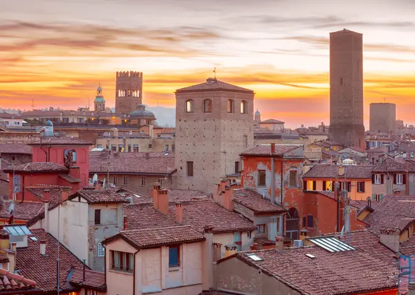 Вид Старі Високі Вежі Тлі Заходу Сонця Болонья Італії — стокове фото