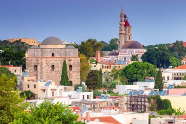 Rodos kalesinde minare kulesi olan eski ortaçağ Osmanlı camisi. Yunanistan.
