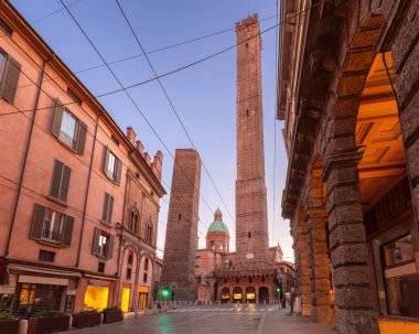Sabahın erken saatlerinde Garisenda ve Asinelli 'nin eğimli kulelerinin manzarası. Bologna. İtalya.