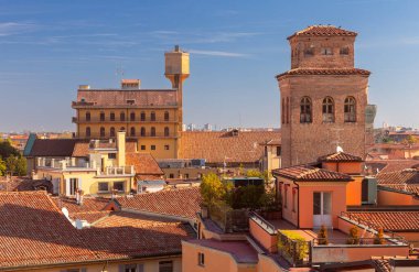 Güneşli bir günde eski ortaçağ yüksek kulelerinin manzarası. Bologna. İtalya.