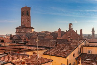 Güneşli bir günde eski ortaçağ yüksek kulelerinin manzarası. Bologna. İtalya.