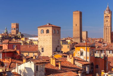 Güneşli bir günde eski ortaçağ yüksek kulelerinin manzarası. Bologna. İtalya.