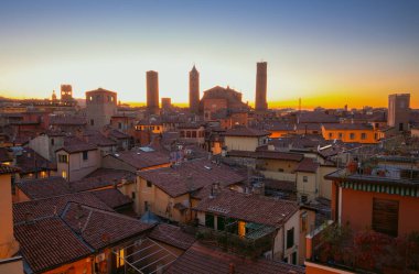Eski ortaçağ yüksek kulelerinin şafak vaktindeki görüntüsü. Bologna. İtalya.