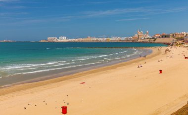 Güneşli bir günde kumlu sahil ve Atlantik Okyanusu manzarası. Cadiz. İspanya. Endülüs.