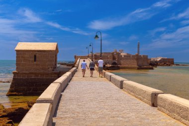 St. Sebastian Kalesi ve parlak güneşli bir günde ona ışık tutan taş köprü manzarası..