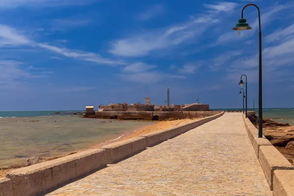 St. Sebastian Kalesi ve parlak güneşli bir günde ona ışık tutan taş köprü manzarası..
