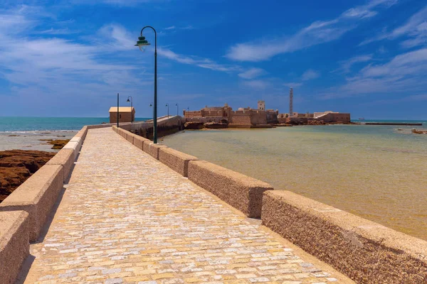 St. Sebastian Kalesi ve parlak güneşli bir günde ona ışık tutan taş köprü manzarası..