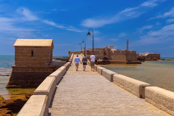 St. Sebastian Kalesi ve parlak güneşli bir günde ona ışık tutan taş köprü manzarası..