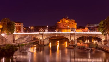 Gün batımında Tiber Nehri üzerindeki Kutsal Melek Köprüsü manzarası. Roma. İtalya.