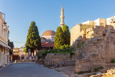 Pembe ortaçağ Osmanlı Camii şafak vakti Rodos kalesinde. Yunanistan.