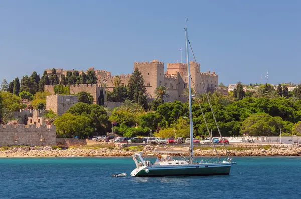 晴れた日の青い明るい海の背景に対する古い砦の壁と塔の眺め ロードス ギリシャ — ストック写真