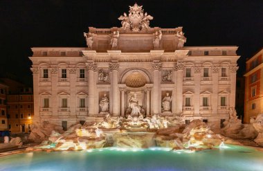 Meşhur Trastevere çeşmesinin manzarası gece vakti aydınlandı. Roma. İtalya.