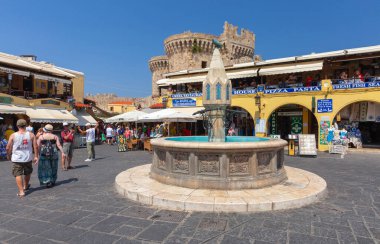 Rodos, Yunanistan - 9 Eylül 2023: Güneşli bir günde Rodos 'un eski tarihi bölümünde yürüyen turistler.