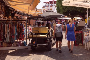 Rodos, Yunanistan - 9 Eylül 2023: Güneşli bir günde Rodos 'un eski tarihi bölümünde yürüyen turistler.