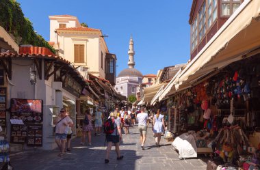 Rodos, Yunanistan - 9 Eylül 2023: Güneşli bir günde Rodos 'un eski tarihi bölümünde yürüyen turistler.