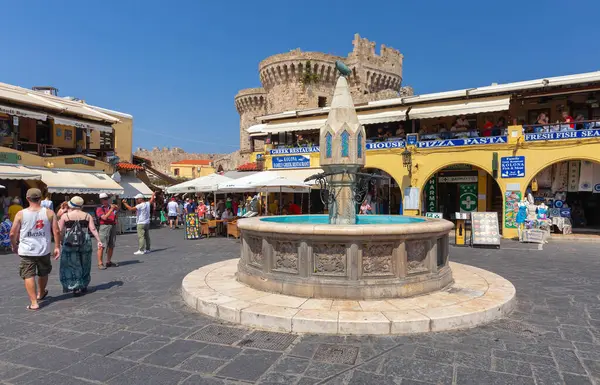 Rodos, Yunanistan - 9 Eylül 2023: Güneşli bir günde Rodos 'un eski tarihi bölümünde yürüyen turistler.