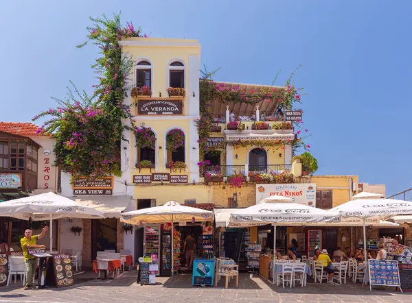 Rodos, Yunanistan - 9 Eylül 2023: Güneşli bir günde Rodos 'un eski tarihi bölümünde yürüyen turistler.